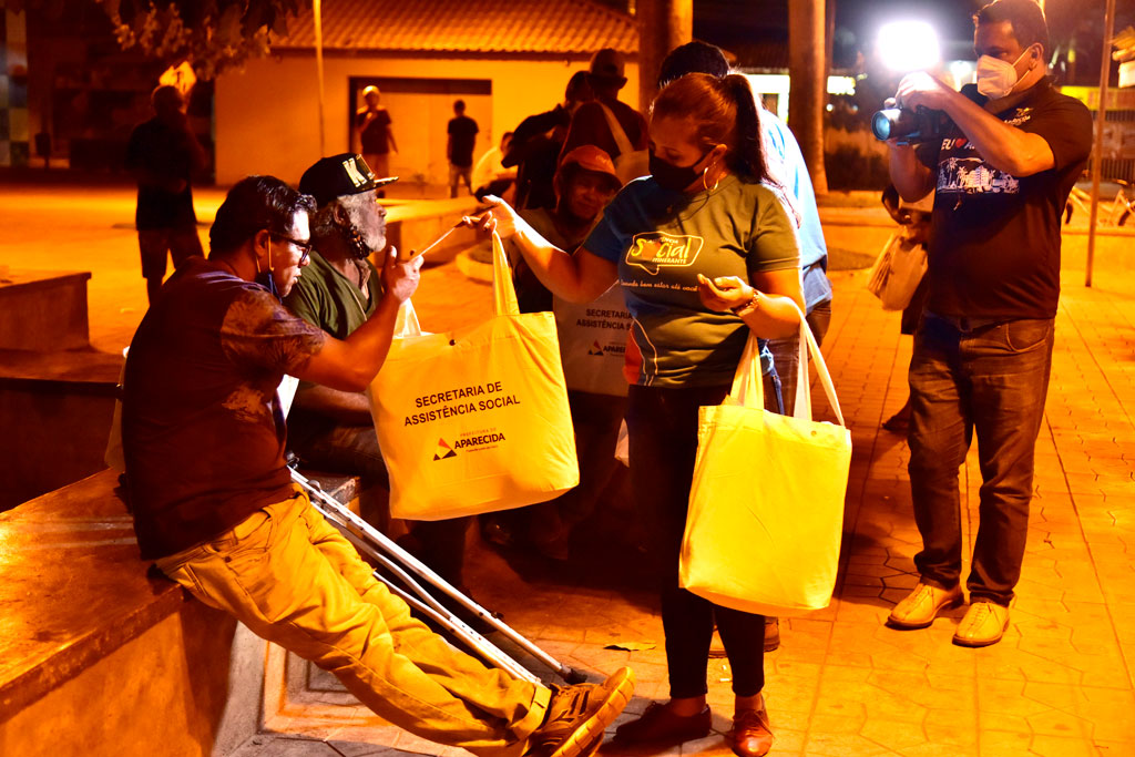 Prefeitura entrega cobertores a moradores de rua e famílias carentes em Aparecida