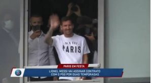 Messi é recebido como herói no PSG, onde fará dupla com Neymar no clube francês