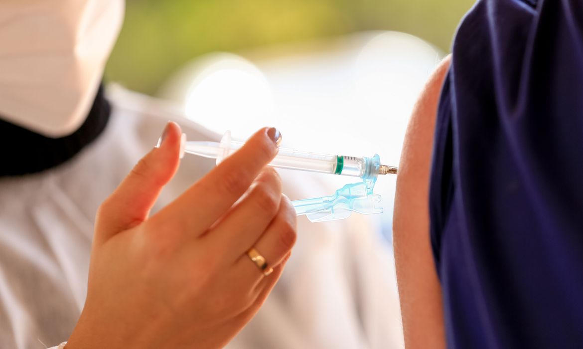 75% dos adultos já tomaram a primeira dose  da vacina contra covid-19 no Brasil