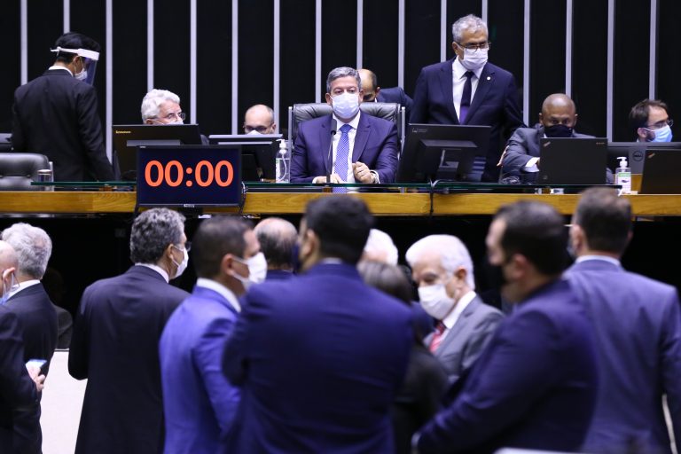 Câmara Federal rejeita projeto do voto impresso e derrota Bolsonaro