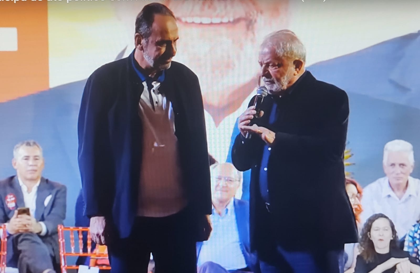 Imagem destacada do post: Pesquisas mostram aliados de Lula e Bolsonaro vencendo disputa em cinco estados cada