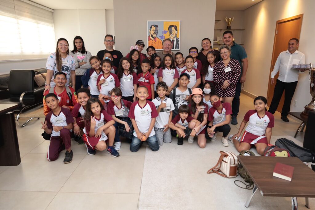 Escola leva alunos ao gabinete do prefeito Vilmar Mariano
