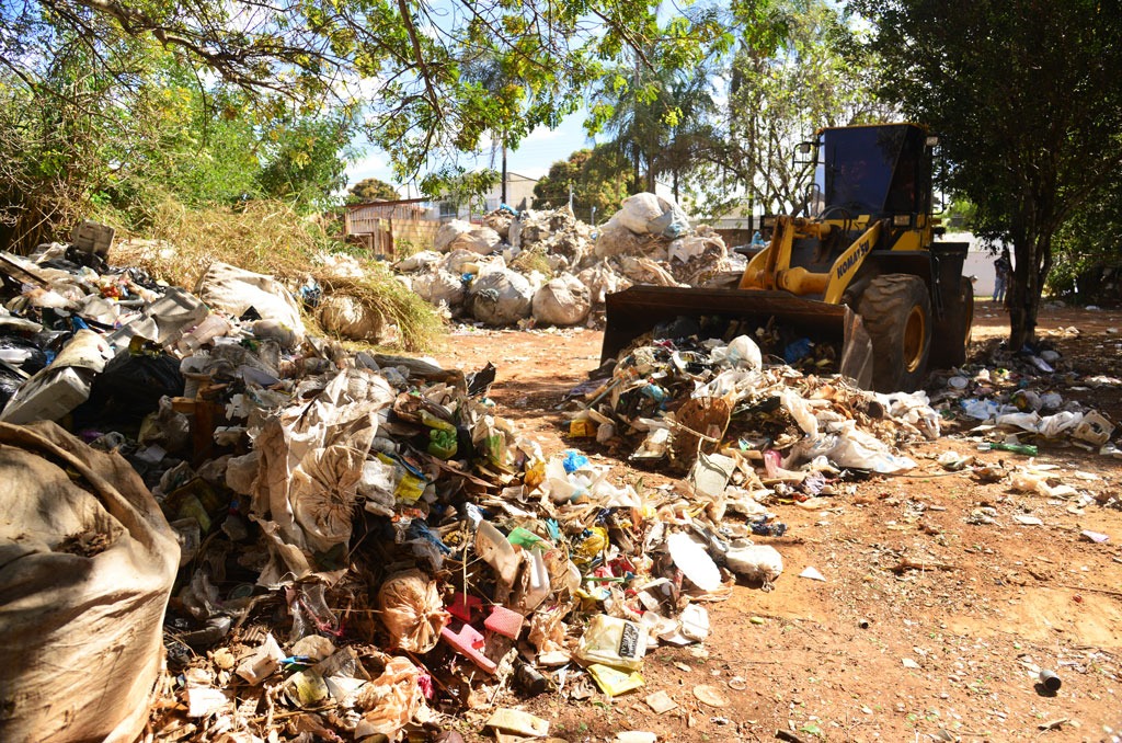Saúde e SDU removem lixo acumulado em terreno no Setor Santa Luzia