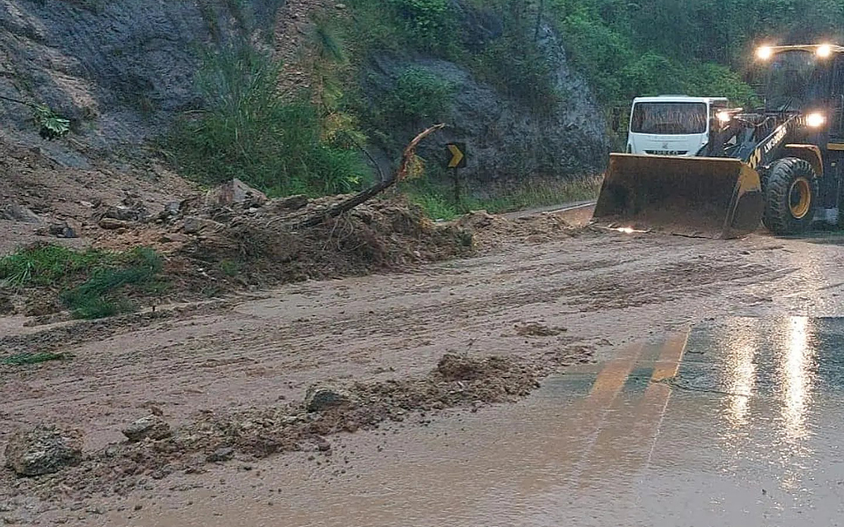 Tempestades causam inundações, mortes e quedas de estradas no litoral paulista