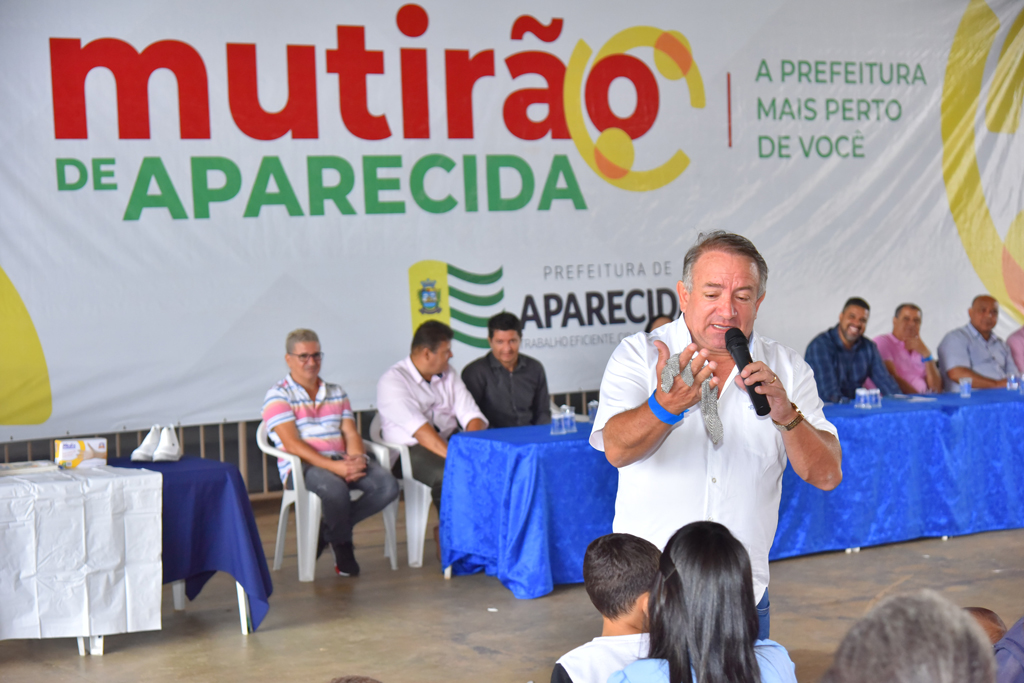 Vilmar Mariano entrega equipamentos de proteção individual a servidores da Educação