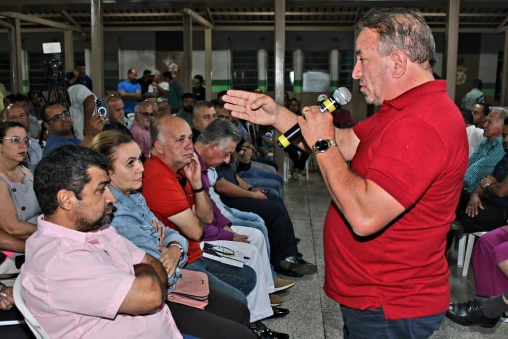 Vilmar Mariano ouve demandas e discute soluções a moradores do Jardim Tiradentes