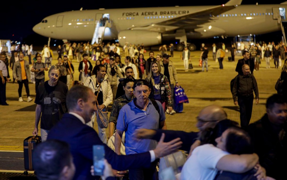 Avião com 211 brasileiros vindos de Israel chega a Brasília