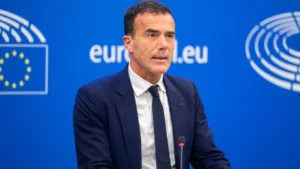 Líder da União Europeia ameaça banir X da Europa se não cumprir a lei das fake news 1 O eurodeputado Sandro Gozi